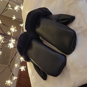 Express NWOT Black Faux Leather and Faux Fur Mittens with Texting Finger Slot